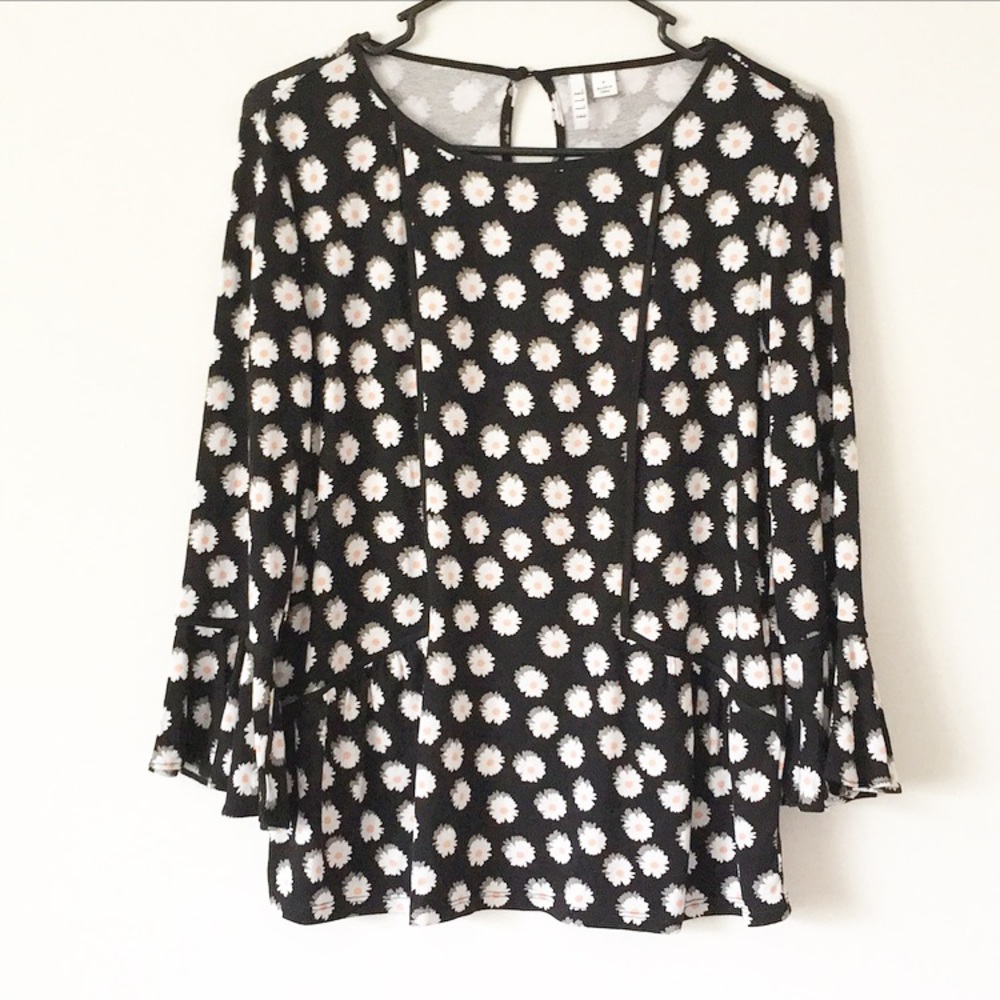 Elle daisy printed Dressy Top with bell sleeves. S
